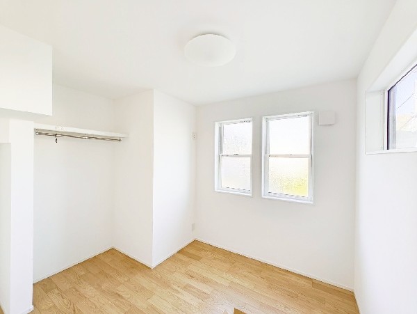 2面採光でお部屋の隅々まで明るい印象の居室。おひさまの光と爽やかな風をたっぷりと取り込めます。