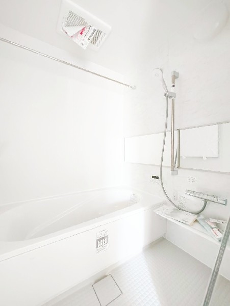 ゆったり入れる1坪タイプの浴室。花粉が気になる季節や雨天時のお洗濯に便利な浴室換気乾燥暖房機付です。