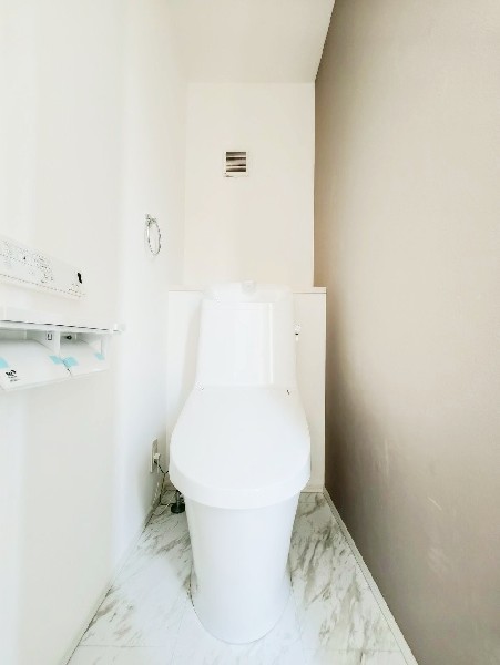 温水洗浄・暖房便座機能付のトイレです。従来型に比べ節水効果があり、お手入れもしやすいですね。