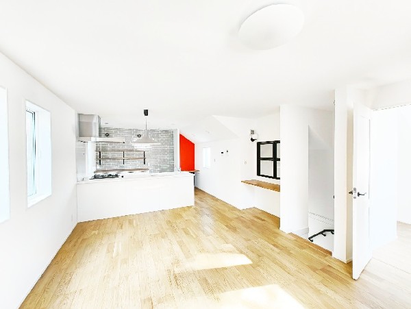 2階リビングなので目線を気にせず昼夜窓を開放しても寛げる。リビング階段で家族のコミュニケーションも〇