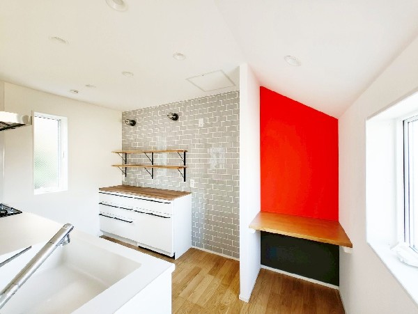 備付けのカウンターがあり、ワークスペースや勉強スペース、家事コーナーなど様々な用途に活用できますね。