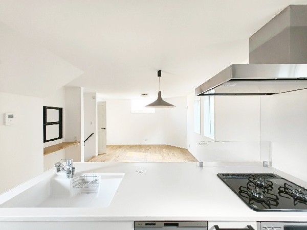 リビングとキッチンの間に壁を設けてないフルオープンタイプの対面キッチン。一体感と広がりを感じます。