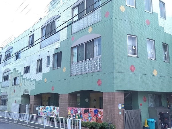 周辺環境:めばえ横浜保育園(天理教の信仰を思考・生活の基盤とし、互いに助け合い、心身ともに健全な子どもに育つ保育を目的とする園。)