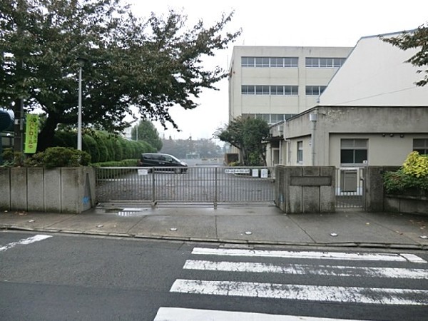 周辺環境:浦島小学校(大正9年に創設された歴史ある学校。小高い丘の上にあり、4階からは、みなとみらい地区が一望できます。)