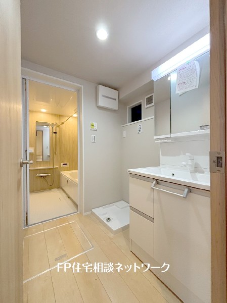 窓付で光が入り明るい洗面室。収納力と機能性に優れた洗面台で、毎朝の身支度が気持ちよく出来そうですね。