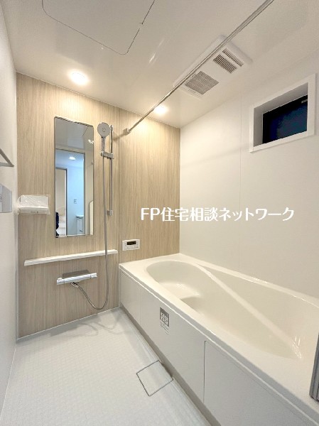 ゆったり入れる１坪タイプの浴室。雨の多い時季のお洗濯に重宝する浴室換気乾燥機付。追炊きオートバス付。