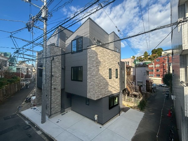 外観:主要な道路が近くにありお車での移動もらくらく。思い立ったらすぐに出発できるので行動範囲が広がります。