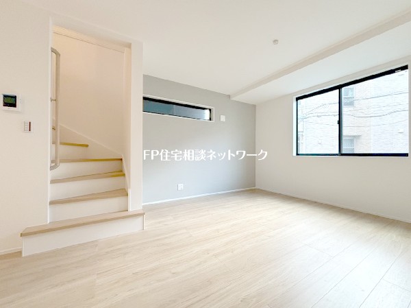 2階リビングなので目線を気にせず昼夜窓を開放しても寛げる。リビング階段で家族のコミュニケーションも〇