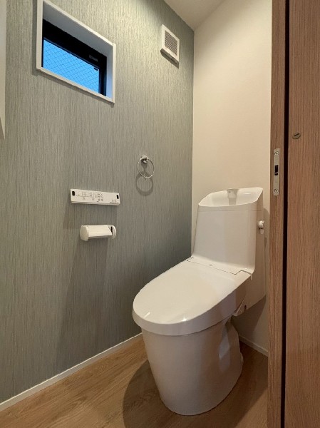 窓があるので陽ざしが入り明るいトイレ。洗浄機能付き便座を標準装備しています。1階と2階にあります。