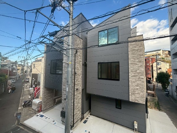 外観:主要な道路が近くにありお車での移動もらくらく。思い立ったらすぐに出発できるので行動範囲が広がります。