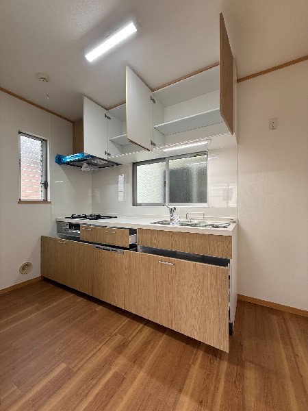 キッチンはリフォーム済で、ビルトイン食器洗い乾燥機付タイプに新規交換しました。収納もばっちりです。