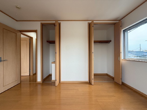 居室空間をすっきり保てる2つのクローゼット付です。衣類だけでなく、思い出の品も収納。