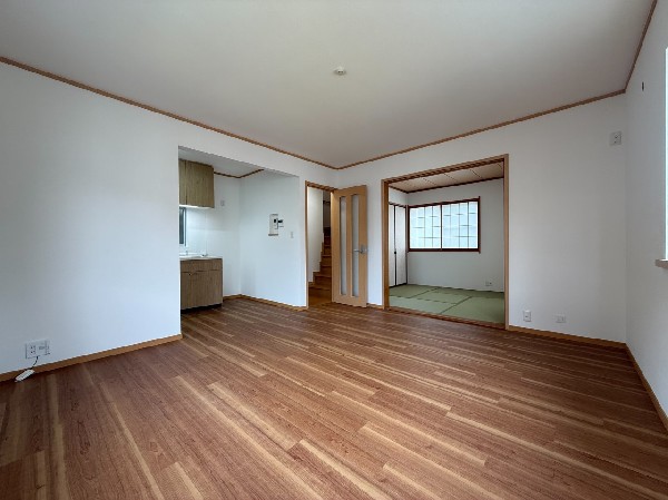 光が差し込む明るく開放感あり。家族が自然と集まるリビングになりそうですね。