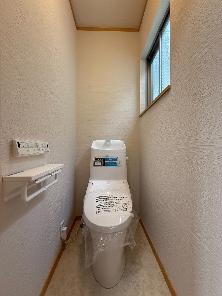 トイレはリフォーム済で大変綺麗です。窓があるので陽ざしが入り明るいつくりとなっております。
