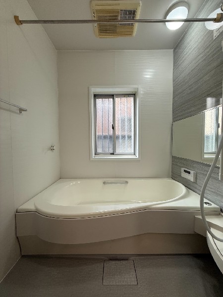 リフォーム済みのユニットバス。花粉が気になる季節や雨天時のお洗濯に便利な浴室換気乾燥暖房機付です。