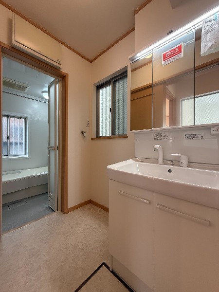 鏡の裏に収納棚を確保した三面鏡を採用。化粧品や歯ブラシなどを機能的に収納。朝の身支度も快適スムーズ。