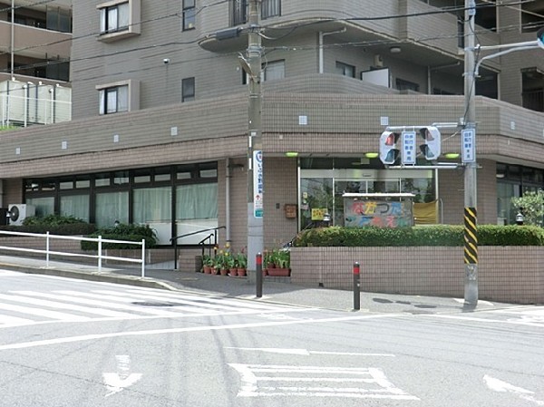 周辺環境:長津田こども園(園内はワンフロアで壁がなく異年齢の子供たちが交流します。体操・料理・習字等を体験し成長できる保育園。)