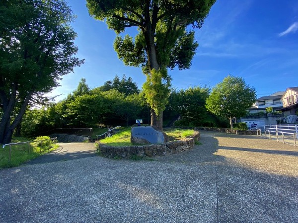 周辺環境:長津田みなみ台公園(高台にあり、富士山が見えることもある見晴らしの良い公園。広場とターザンロープが子供たちに人気です。)