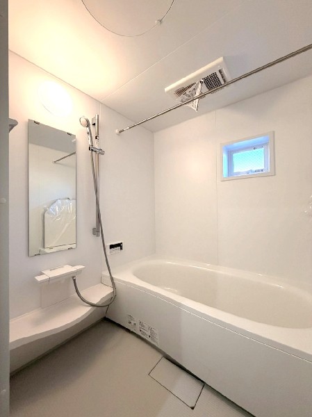 ゆったり入れる1坪タイプの浴室。花粉が気になる季節や雨天時のお洗濯に便利な浴室換気乾燥暖房機付です。