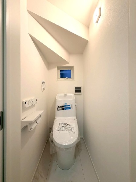 トイレは1階と2階に2カ所あります。朝の忙しい時間も慌てることなく使用できるので助かりますね。