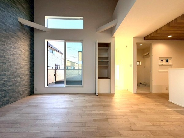 2階リビングは窓が多く日当り良好。人の目を気にせずに寛げます。窓を開ければバルコニーに繋がり開放的。