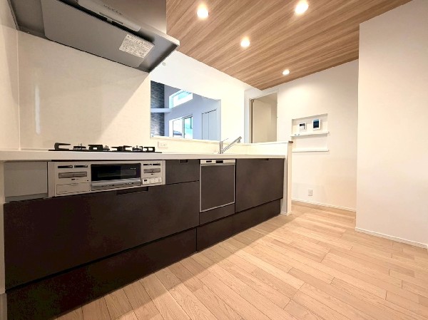 機能性とデザイン性を兼ね備えた嬉しいキッチン。食器洗乾燥機付きなので後片付け楽々。嬉しい浄水器も。