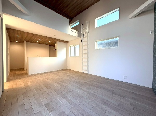 吹抜けのある開放的なリビング。2階部分の窓から1階へと光を取り入れ、快適で心地の良い空間を演出します。