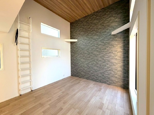 リビング上部には屋根裏を利用した5帖分のロフトを設けました。ハシゴは壁付けですっきり収まります。