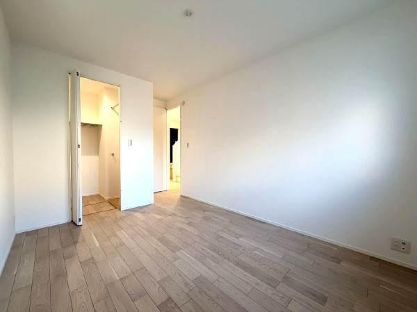 1階6.5帖のサービスルームはウォークインクローゼット付き。衣類やバッグ・小物も幅広く収納できます。