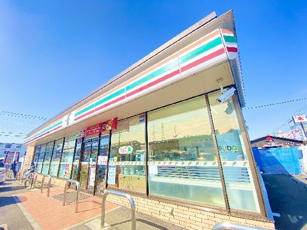 周辺環境:セブンイレブン横浜鶴見二ツ池店(時間を問わず、幅広い品物が揃うコンビニ。駐車スペースも広く、お車でも安心して立ち寄る事が出来ます。)