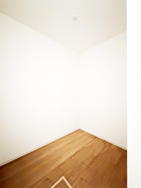 居室空間をすっきり保てるウォークインクローゼット付です。衣類だけでなく、思い出の品もたっぷり収納。