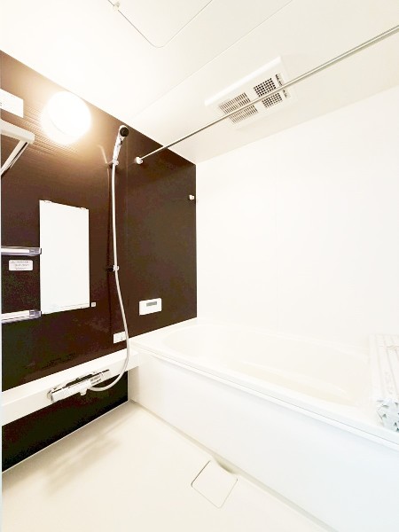 ゆったり入れる1坪タイプの浴室。花粉が気になる季節や雨天時のお洗濯に便利な浴室換気乾燥暖房機付です。