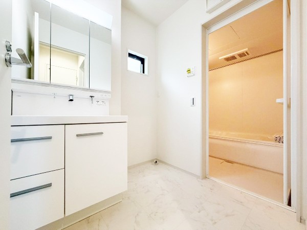 鏡の裏に収納棚を確保した三面鏡を採用。化粧品や歯ブラシなどを機能的に収納し、朝の身支度も快適です。