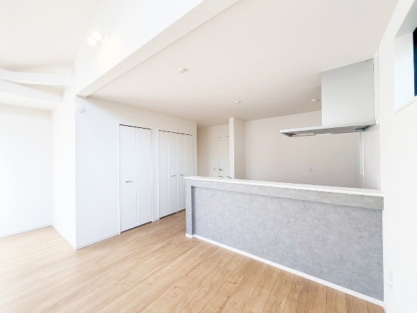 対面式のカウンターキッチンは出来上がったお料理をお子様が運ぶなど、お手伝いの機会も増えそうですね。