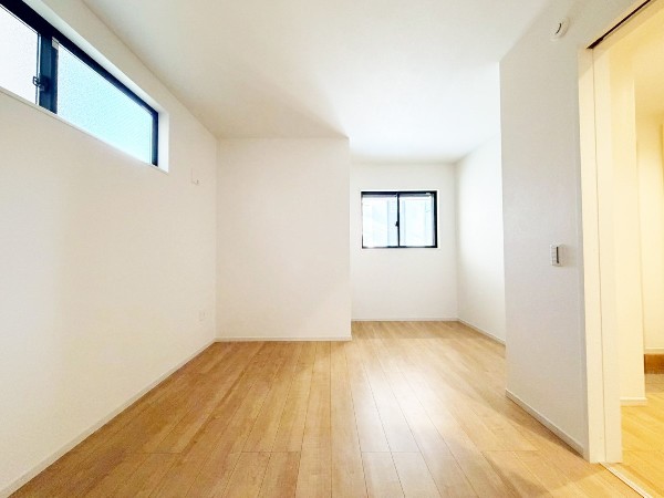 1階の主寝室は9.5帖とゆとりの広さ。さらにウォークインクローゼット付きで衣類もすっきり収まります。