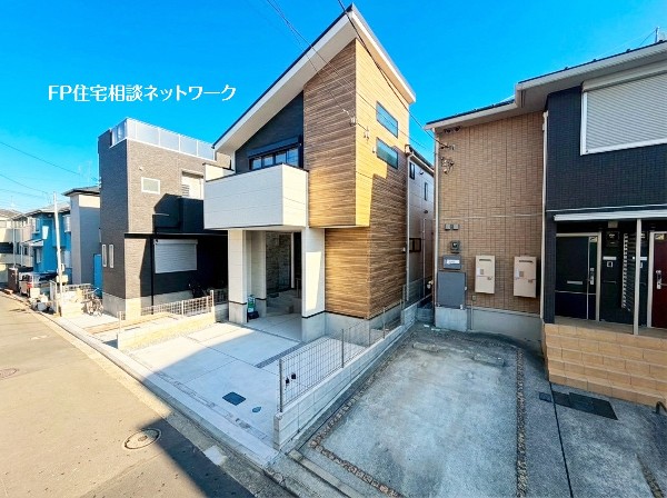 外観:コンビニ、スーパーが徒歩7分以内にあり便利な立地。保育園・小学校は徒歩4分で子育てしやすい住環境。