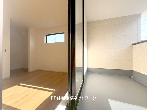 奥行きのある屋根付きインナーバルコニーが素敵な間取り。開放的でお気に入りの場所になりそうですね。