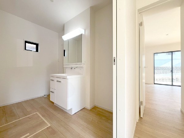 ゆとりの洗面スペースで朝の身支度も快適スムーズに。鏡の裏にはたっぷりと収納スペースがあります。