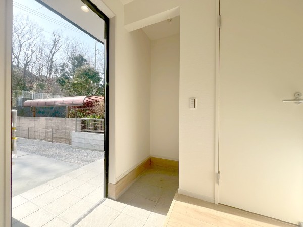 玄関収納の他に土間収納があり、ベビーカーもそのまま置くだけですっきり収納することができます。
