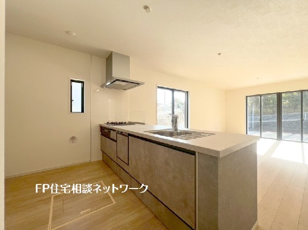 リビングとキッチンの間に壁を設けてないフルオープンタイプの対面キッチン。一体感と広がりを感じます。