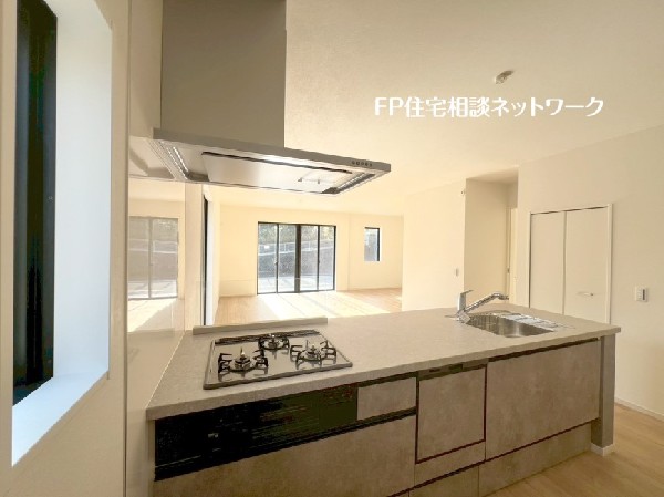 機能性とデザイン性を兼ね備えた嬉しいキッチン。食器洗乾燥機付きなので後片付け楽々。嬉しい浄水器も。