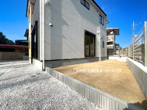 外観:暮らしに潤いと癒しをもたらすお庭があります。ＢＢＱやお子様の水遊び、ガーデニングなども楽しめますね。