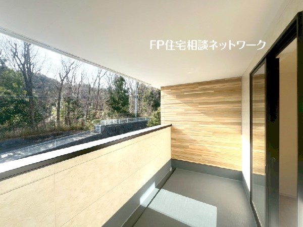 外観:道路に面したバルコニーは思わず大きく深呼吸したくなる解放感。街並みを眺めれば自然とリラックスできそう。