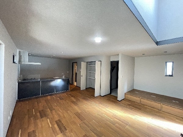 吹抜けのように天井が高くなっており開放的な空間になっています。高い位置にある窓から優しい光が差し込みます。