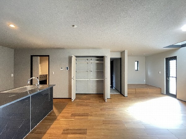 なにかと物が溢れがちなリビングに嬉しい収納付。お子様の勉強道具や、書類関係などもすっきり片付きます。