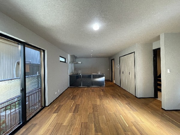 家族だんらんのリビング。窓が多い設計で色々な角度から光が取り込めます。明るいリビングで新しい生活。