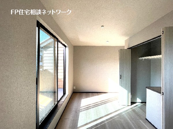 光を沢山取り込める大きな窓。日差しを長時間受ける事が出来る暖かいお部屋です。