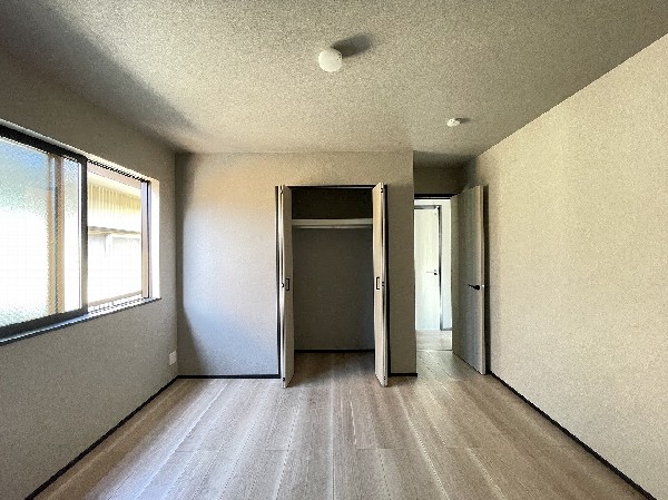 全室にクローゼットを完備しています。収納スペースを上手に使ってすっきりと快適な生活を送れます。