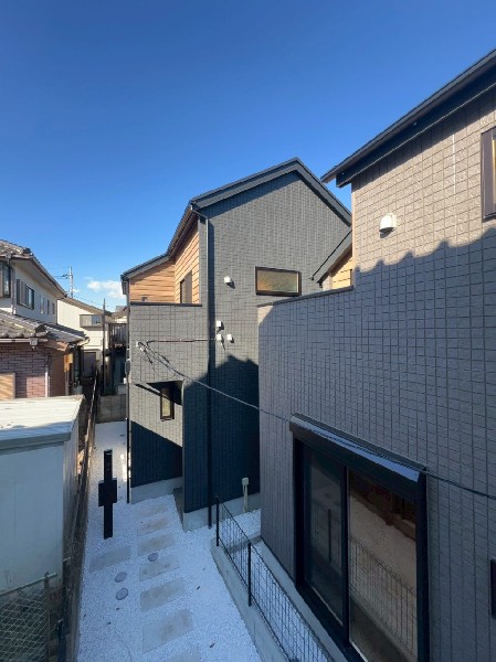 外観:緑に恵まれたエリアで、毎日のお散歩も気持ちよさそうです。自然に包まれた穏やかな暮らしができそうです。