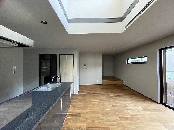 吹抜けのある開放的なリビング。2階部分の窓から1階へと光を取り入れ、快適で心地の良い空間を演出します。